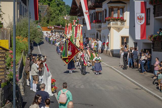 Ein prächtiges Bild: Defilierung in der Dorfstraße mit der gesegneten Fahne an der Spitze. | Foto: Paul Weber
