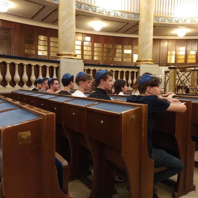 Schüler der 6B in der Synagoge. | Foto: Mag. Kuntner