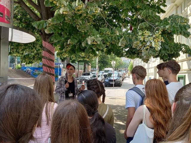 Schülerinnen und Schüler der Klassen 6A&amp;B mit Tour-Guide Martin. | Foto: Mag. Schuster