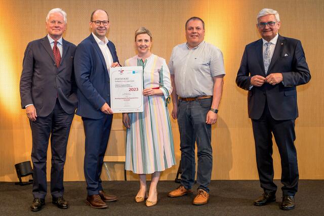 Hubertus Schultes (UNICEF), Bgm. Thomas Heissenberger, Susanne Raab (Bundesministerin für Familie), Vbgm. Andreas Kager und Alfred Riedl (Gemeindebund). | Foto: Harald Schlossko