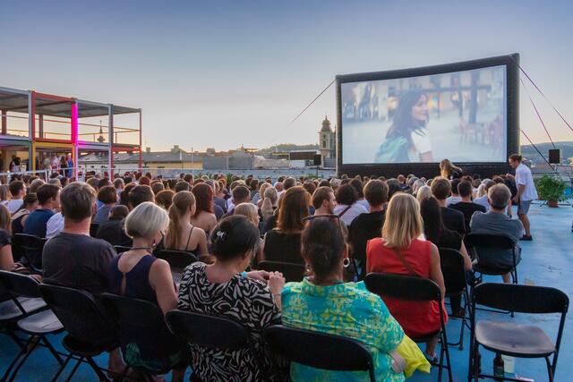 Start des Sommerkinos ist in Linz der 7. Juli. Die Filme werden heuer wieder am OK-Dach gezeigt.  | Foto: a_kep