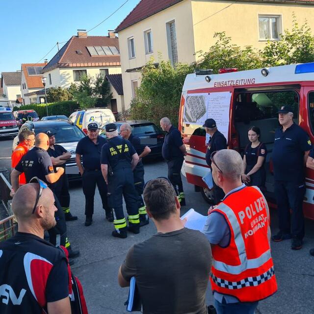 Lagebesprechung vor Ort bei der gesperrten Siedlung in Freindorf. | Foto: Stadtgemeinde Ansfelden