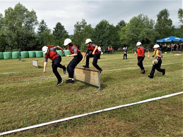 Einen Hindernisparcours gilt es für die Gruppen zu bewältigen. | Foto: Walter Ninaus