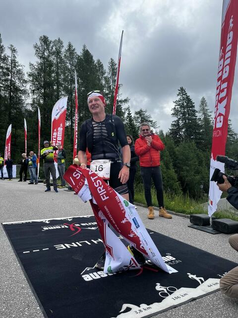 So sehen Sieger aus. Emotion pur beim Zieleinlauf an der Talstation von der Dachstein-Seilbahn. Christian Weißenbacher finishte das Rennen in neuer Rekordzeit von 12:25 Stunden. | Foto: Christian Weißenbacher