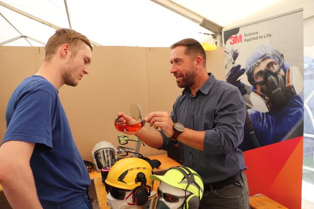 Neben Ausstellungsständen der Mitarbeiter waren beim Sicherheitstag auch Partnerfirmen zu Gast. 3M präsentierte den neuesten Stand der persönlichen Schutzausrüstung.  | Foto: Edith Ertl