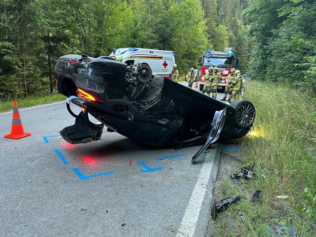 Am Donnerstag am Abend kam es in Reith im Alpbachtal zu einem Autounfall. Ein 19-Jähriger verlor die Kontrolle über sein Auto. | Foto: ZOOM.Tirol