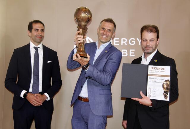 Joachim Kelz (Mi.) und Ingo Leusbrock (re.) von AEE Intec freuen sich über den Sieg des Projekts „ThermaFLEX“ beim Energy Globe Austria in der Kategorie „Feuer“. Überreicht wurde der Preis von Stephan Sharma (li.), Vorstandsvorsitzender der Burgenland Energie. | Foto: Green Energy Lab