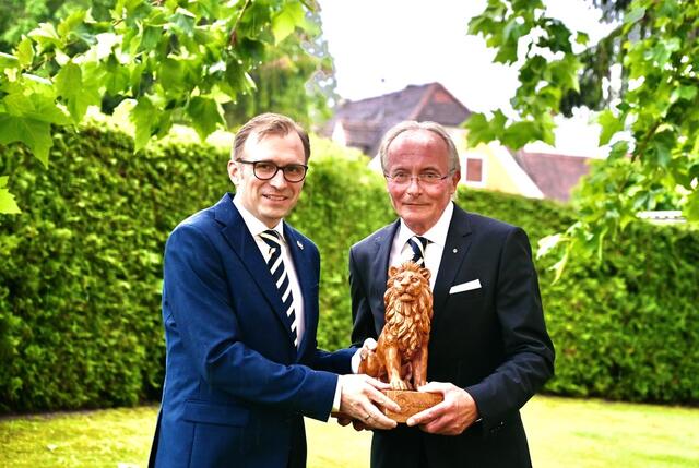 Bernd Brombauer (re.) erhielt den Löwen von Bernhard Weber und damit die Präsidentschaft über den Lions-Club Gleisdorf für das kommende Jahr. | Foto: Lions Club