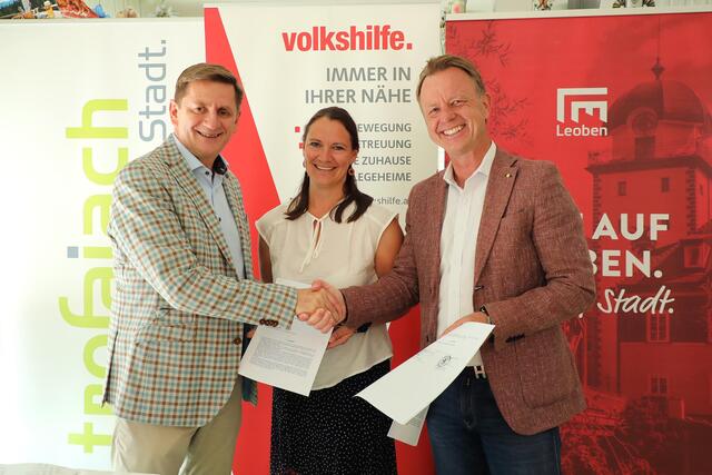 Der Leobener Bürgermeister Kurt Wallner, Sabine Burger, Teamleiterin des Seniorentageszentrums und der Trofaiacher Bürgermeister Mario Abl (v.l.) nach Unterzeichnung des Kooperationsvertrags. | Foto: Freisinger