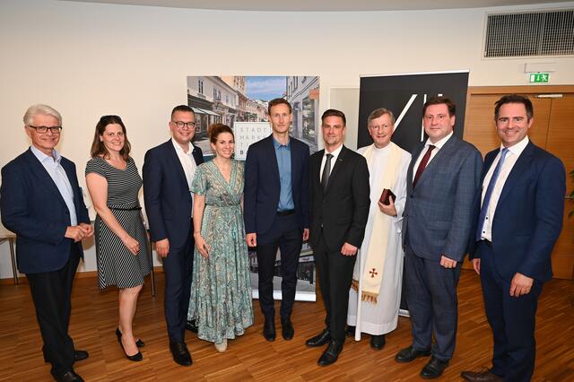 GR Ernst Schebesta, GR Petra Haslinger, Bundesrat Matthias Zauner, StR Carmen Jeitler-Cincelli, David Allram-Markel, Reinhard Litschauer, Msgr. Clemens Abrahamovic, Bürgermeister Stefan Szirucsek sowie Pfarrer Wieland Curdt. | Foto: 2023psb/sap