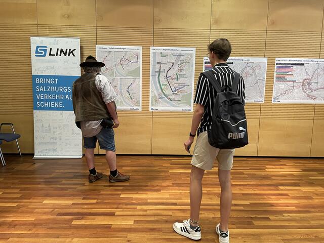 Viele Bürger und Bürgerinnen aus Salzburg konnten sich die Informationen des geplanten Bau-Projektes im Kongresshaus ansehen.  | Foto: sm