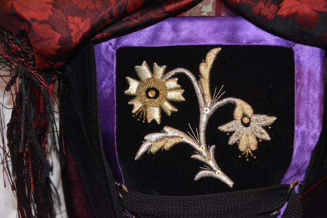 Kostbare Stickerei am Rücken des Mieders