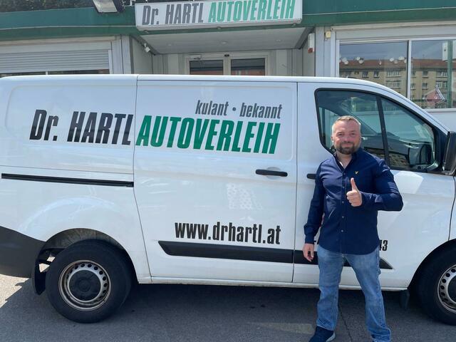 Der "Dr. Hartl Autoverleih" aus Margareten hat bereits eine lange Historie. Geschäftsführer Andreas Dienesch (s. Foto) betreibt das Familienunternehmen zusammen mit seinem Vater Karl und drei weiteren Mitarbeitern. 1958 gegründet, steht hier vor allem die Mobilität der Wienerinnen und Wiener im Fokus. | Foto: Patricia Kornfeld