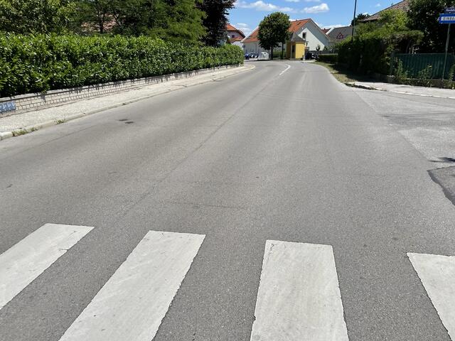 Der Zebrastreifen ist auf der zu breiten Straße, schlecht einsehbar. | Foto: Victoria Edlinger