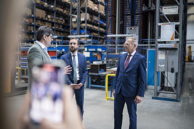 Franz Edelbauer (Geschäftsführer Prillinger GmbH), Stadtrat Martin Oberndorfer, Landeshauptmann Thomas Stelzer. | Foto: OÖVP