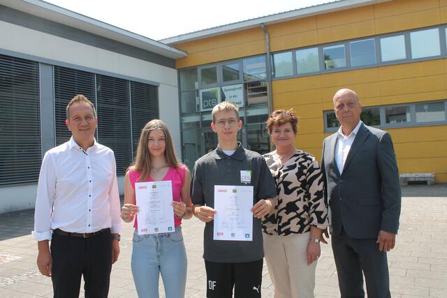 Der neue Schulleiter Thomas Katzenschläger, die Schüler Leonie Achleitner und David Frühwirt mit ihrem ausgezeichneten Fachabschluss-Zertifikat, Direktorin Ludmilla Lumesberger, Bildungsregion-Mühlviertel-Leiter Gerhard Huber.