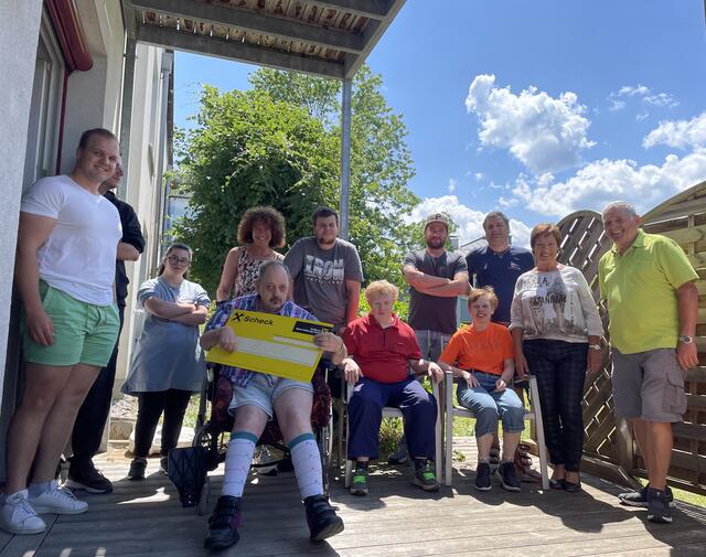 Die Lebenshilfe Saalfelden freute sich über den Spendenscheck in Höhe von 800 Euro – überreicht vom Organisator des Benefiz-Stockschießens Hans "Schneitzer" Pichler (ganz rechts). | Foto: Sarah Braun