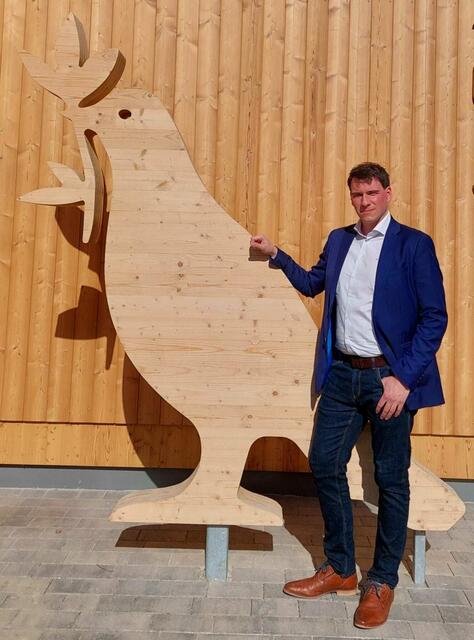 David E. Otzlberger vor dem Rathaus Großweikersdorf | Foto: Marktgemeinde Großweikersdorf