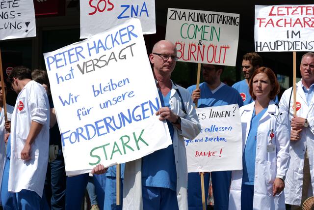  Es wurde vor einiger Zeit angekündigt, lange war nicht bekannt, ob es tatsächlich dazu kommt. Doch am Freitagvormittag, 30. Juni, hat das Streikkomitee der Zentralen Notaufnahme (ZNA) der Klinik Ottakring einen einstündigen Warnstreik abgehalten. | Foto: Max Spitzauer/RMW