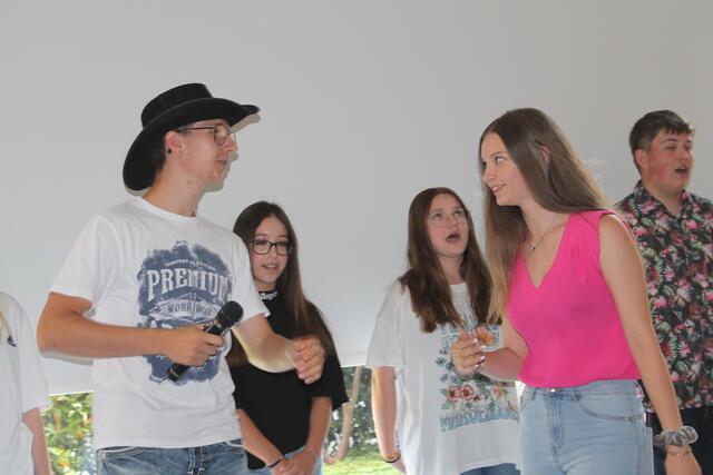 Schüler bei einer Gesangs-Einlage.