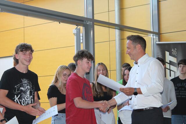 Übergabe der Zertifikate an Schüler.