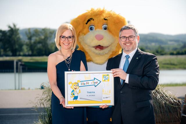 Landesrat Ludwig Schleritzko und „Tut gut!“-Geschäftsführerin Alexandra Pernsteiner-Kappl laden gemeinsam mit dem „Tut gut!“-Kindermaskottchen Fito Fit zur „Fito Fit“-Tour nach Thaya. | Foto: MS Fototeam/Martin Mathes