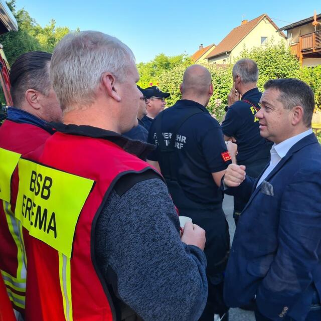 Ansfeldens Ortschef Christian Partoll, hier im Gespräch mit Einsatzkräften, freut sich, dass ein Großteil der Bewohner wieder zurück in die Siedlung darf. | Foto: Stadtgemeinde Ansfelden