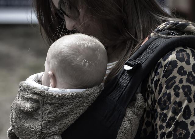 In der Trage fühlen sich Kinder gut ge- und beschützt. | Foto: Miroslaw Bucholc/pixaby.com