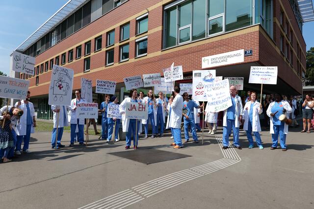 Es wurde vor einiger Zeit angekündigt, lange war nicht bekannt, ob es tatsächlich dazu kommt. Doch am Freitagvormittag, 30. Juni, hat das Streikkomitee der Zentralen Notaufnahme (ZNA) der Klinik Ottakring einen einstündigen Warnstreik abgehalten. | Foto: Max Spitzauer/RMW