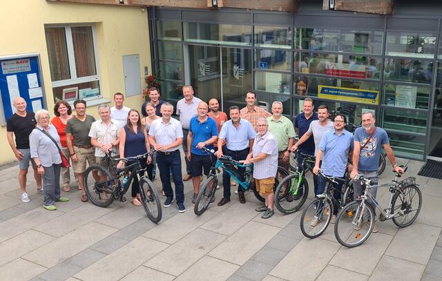 Vor der GEHmeindeRADsitzung der Gemeinderat mit Stadtmarketing-Obmann v.l. Martin Sommer, Michaela Engl, Theresia Frühauf, Timm Uthe, Walter Wieser, Stadtmarketing-Obmann Werner Schrittwieser, Katharina König, Julia Miedler, Andreas Trimmel, Martin Leonhardsberger, Franz Kaufmann, Otmar Garschall, Sebastian Kerschner, Herbert Zierlich, Bernhard Leonhardsberger, Karl Frühauf, Herbert Permoser, Wolfgang Ammerer, Ronald Fichtinger, Matthias Pölzer und Walter Steinwander. | Foto: Stadtgemeinde Mank