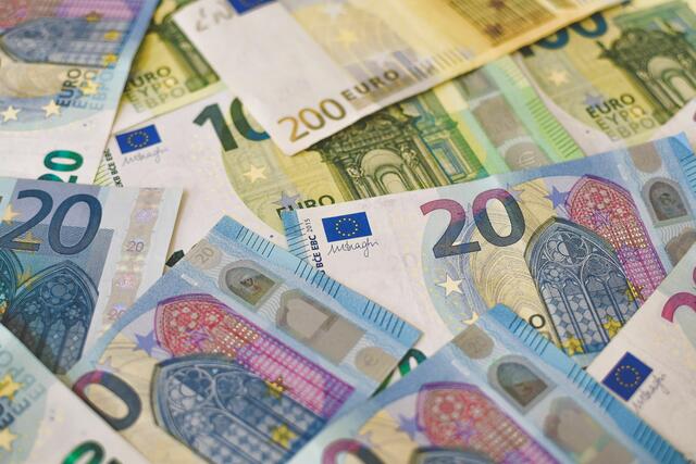 Dreiviertel der Mandatare gehen einer bezahlten Nebentätigkeit nach.  | Foto: Unsplash / Ibrahim Boran