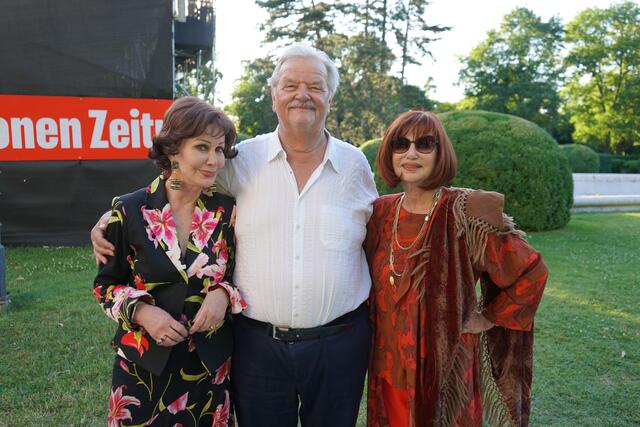 Die Damen Edith Leyrer und Gerti Senger, umarmt vom Universalgenie Gerhard Ernst | Foto: Andrea Glatzer