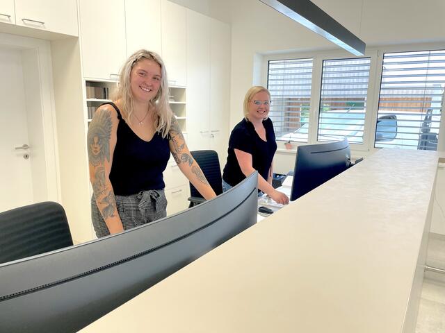 Diandra und Elke kümmern sich um die Kunden vor Ort.