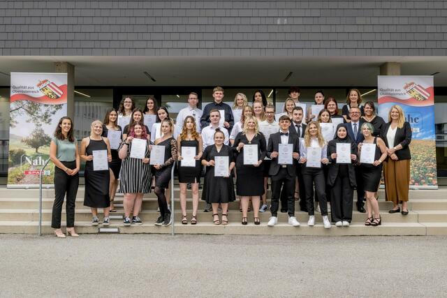 Im Schuljahr 2022/23 nahmen mehr als 90 Lehrlinge der SPAR-Zentrale Marchtrenk in der Berufsschule Rohrbach ihr Zertifikat um Regionalitätsmanager entgegen. | Foto: SPAR