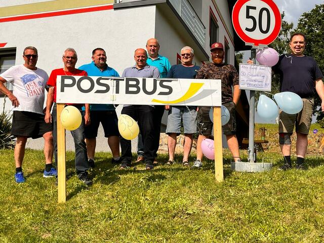 Der Jubilar mit den Kollegen vom Postbus. | Foto: privat