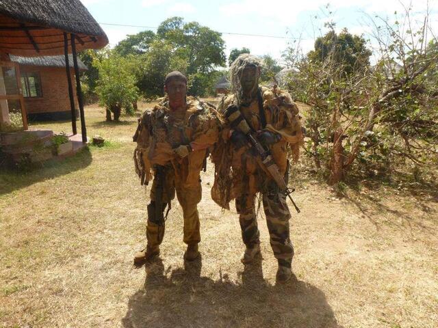 Einsatz in Afrika mit seiner eigenen Firma "Triton Armor Group": Günter Singer (re.) auf der Suche nach Elefanten- und Nashorn-Wilderer. | Foto: Singer