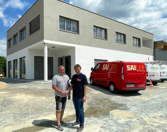Geschäftsführer Andreas Sailer dankt stellvertretend Geschäftsführer Wolfgang Kremnitzer für die Arbeiten am neuen Firmensitz. 