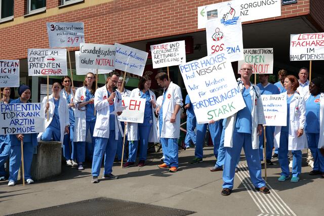 Es wurde vor einiger Zeit angekündigt, lange war nicht bekannt, ob es tatsächlich dazu kommt. Doch am Freitagvormittag, 30. Juni, hat das Streikkomitee der Zentralen Notaufnahme (ZNA) der Klinik Ottakring einen einstündigen Warnstreik abgehalten. | Foto: Max Spitzauer/RMW