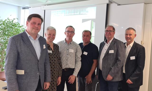 Die Gemeindevertreter/innen aus den 5 Gemeinden Baden (BGM Stefan Szirucsek), Pressbaum (2. Vizebürgermeister Jutta Polzer), Projektleiter Rudolf Passawa, MAS, Bernhardsthal (Ortsvorsteher Edmund Ertl), Schwarzenau (Bürgermeister Karl Elsigan) und Mank (Bürgermesiter Martin Leonhardsberger). | Foto: Stadtgemeinde Mank