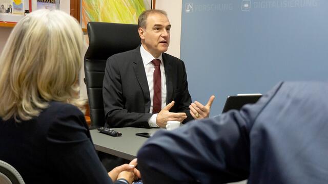 Schneemann fordert für die rund 30 Mitarbeiterinnen und Mitarbeiter im Burgenland einen Sozialplan. | Foto: Büro LR Schneemann