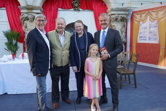 Bühnenbildner Manfred Waba, Graf und Gräfin Esterhazy von Galantha mit Christian Buchmann, dem Intendanten des Sommerfestivals Kittsee, und dessen Tochter | Foto: Andrea Glatzer