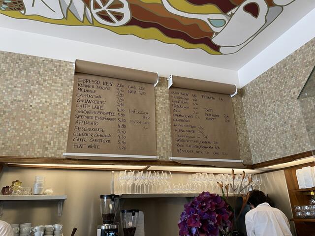 Auf der Karte befinden sich einige Wiener Kaffeespezialitäten. | Foto: Anna-Sophie Teischl