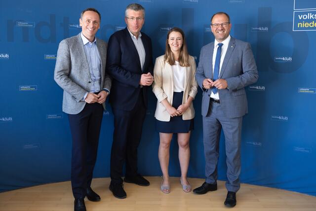 Martin Schuster (2.v. li.) wechselt nach 40 Jahren Politiklaufbahn in die Privatwirtschaft, Bürgermeisterin Bernadette Geieregger wird Bundesrätin, VPNÖ Landesgeschäftsführer Bernhard Ebner (re.) und VPNÖ Club-Chef Jochen Danninger (li.) bedanken sich bei Schuster und beglückwünschen Bernadette Geieregger. | Foto: VPNÖ
