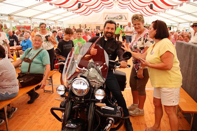 Bejubelt wurde Dino Bachmaier auf der Tour durchs Festzelt. | Foto: Wolfgang Schweighofer