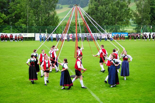 Großartiger Auftritt des Trachtenvereins Rum beim "Bandltanz". | Foto: Hassl