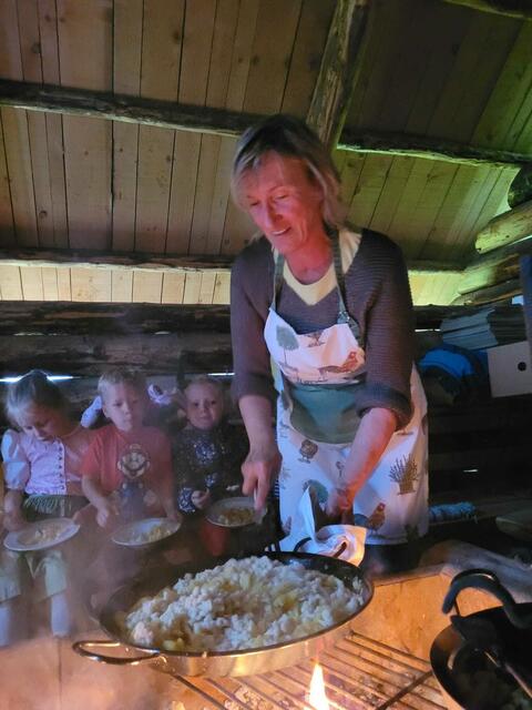 Eddaoma bereitet das Essen vor