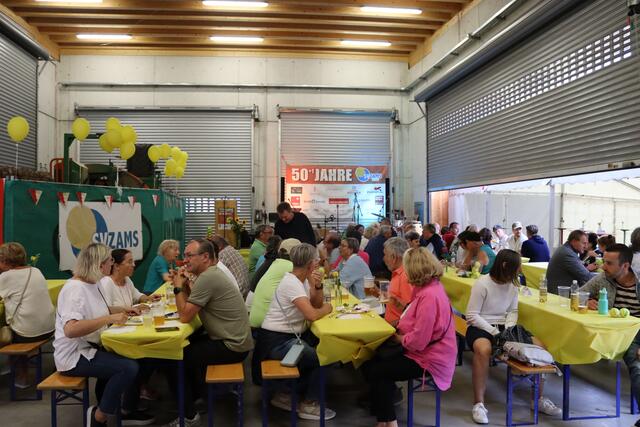Die Jubiläumsfeier in der Agrarhalle war bestens besucht.  | Foto: Elisabeth Zangerl 