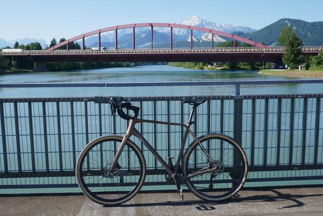 Startpunkt ist das Kraftwerk Urstein. Dahinter die Autobahnbrücke bei Urstein und am Horizont der Göll.  | Foto: Thomas Neuhold