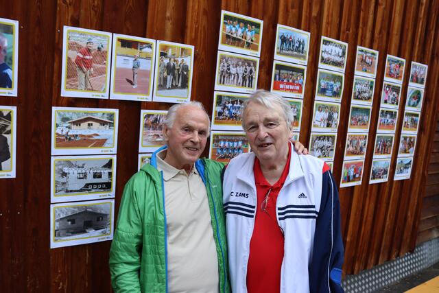 Dr. Heinrich Lami war der Gründungsobmann, Luis Wachter Schriftführer im Verein - im Hintergrund (links) sind Bilder der Bauarbeiten der 1970er Jahre zu sehen.  | Foto: Elisabeth Zangerl 