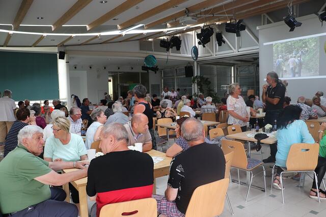 Viele der ehemaligen Kinder vom Ledigenheim und der Personalhäuser wohnen in Kalsdorf, andere kamen aus den Nachbargemeinden zur Pinkerlparty. | Foto: Edith Ertl
